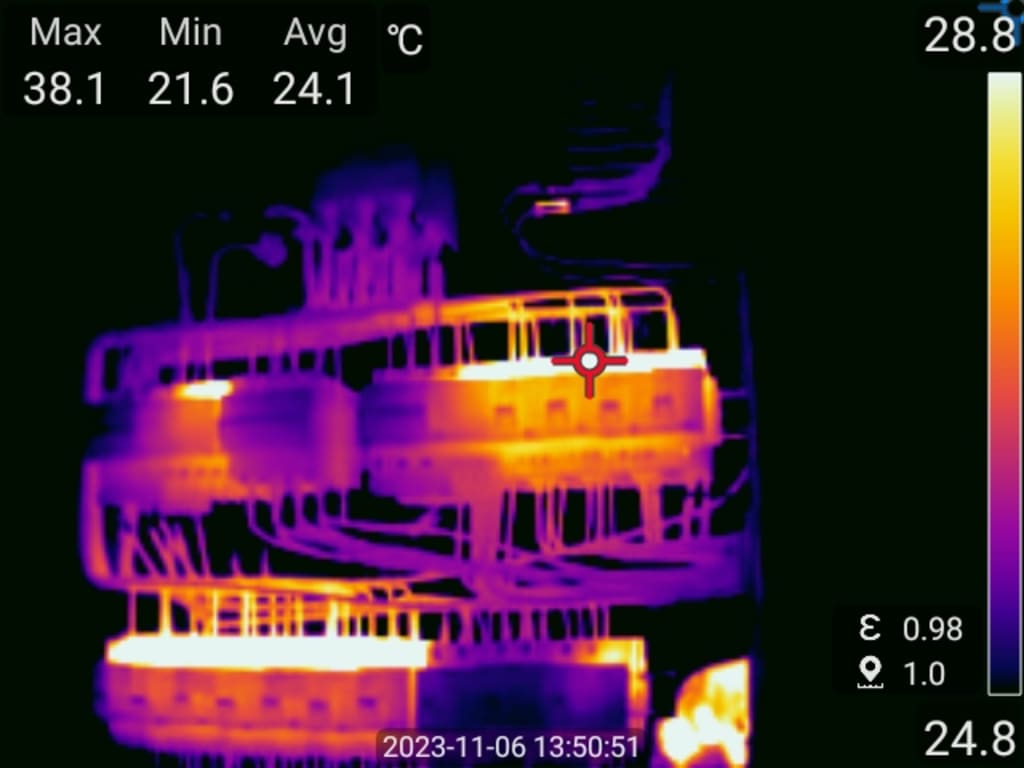 Thermal imaging of a building with temperature readings displayed.